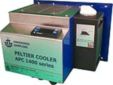 Deze unieke microprocessor gestuurde Peltier Cooler APC 1403 is ontworpen met een krachtige dauwpuntstabilisator. Het dauwpunt is ingesteld op 4°C, maar kan worden gewijzigd op elke waarde tussen 1 en 15°C